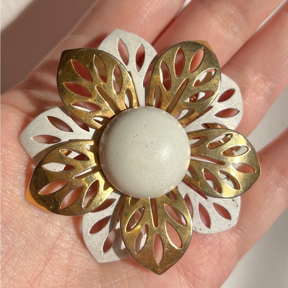 Vintage 50s/60s Layered Flower Brooch – White Enamel & Gold-Tone